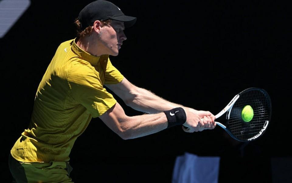 乐鱼leyu-墨尔本高温下拒绝冷门！辛纳3-1逆转艰难取胜，豪夺澳网17连胜